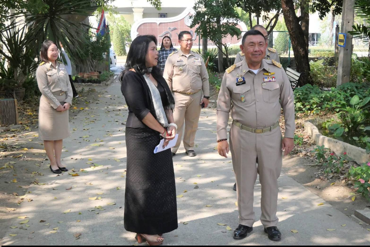 title - เลขาธิการ ส.ป.ก. บันทึกเทปให้สัมภาษณ์กิจกรรมการดำเนินงานผลสำเร็จของศูนย์ศิลปาชีพบางไทรฯ ณ ศูนย์ส่งเสริมและพัฒนาอาชีพเสริมนอกภาคการเกษตร